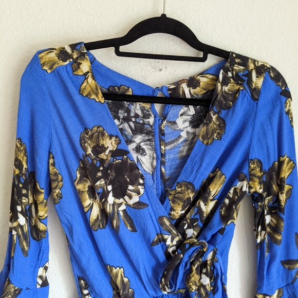 Free People All The Right Ruffles Romper Blue Floral Tie Front Wrap Sz XS - Picture 5 of 12